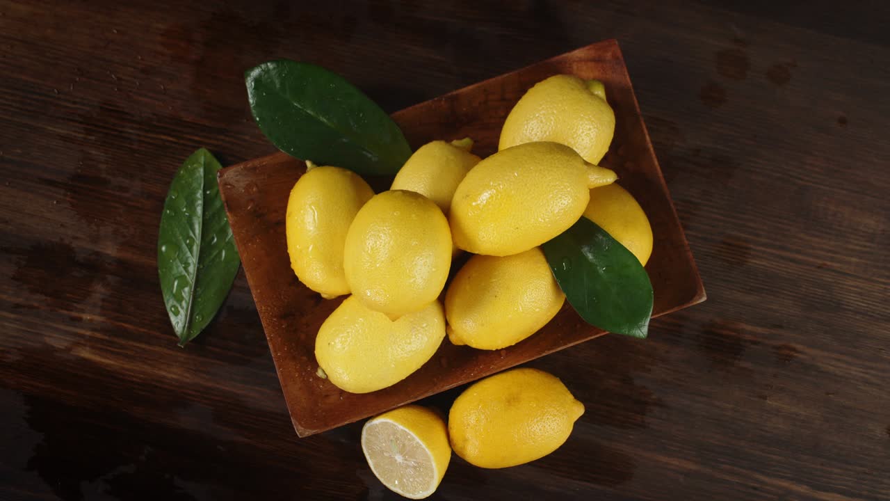 limones frescos con hojas en un plato para girar lentamente.