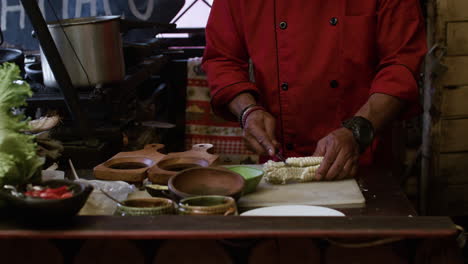 hombre trabajando en la cocina