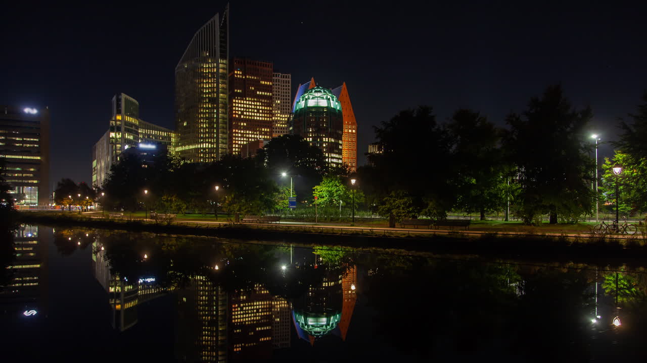 헤이그 시의 운하 가을 밤의 모습