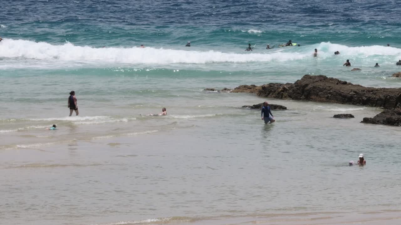 바위 바가에서 이 나는 날을 즐기는 사람들