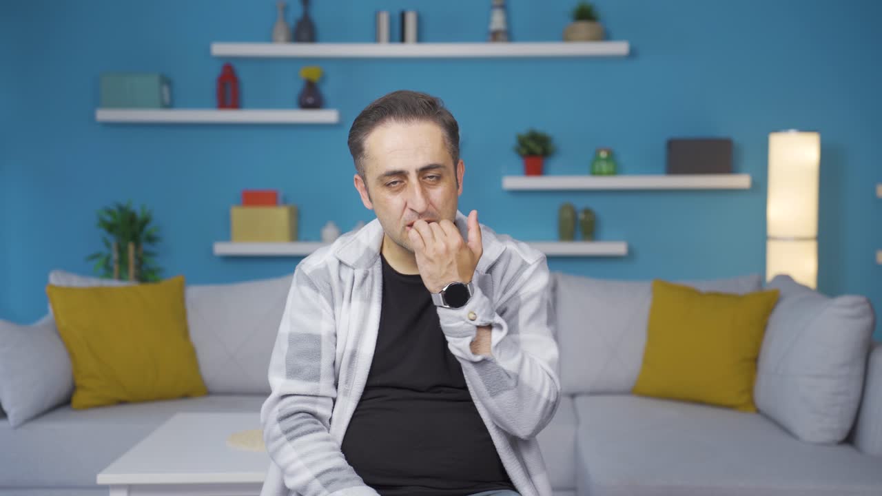 L'uomo si sta mordendo le unghie.