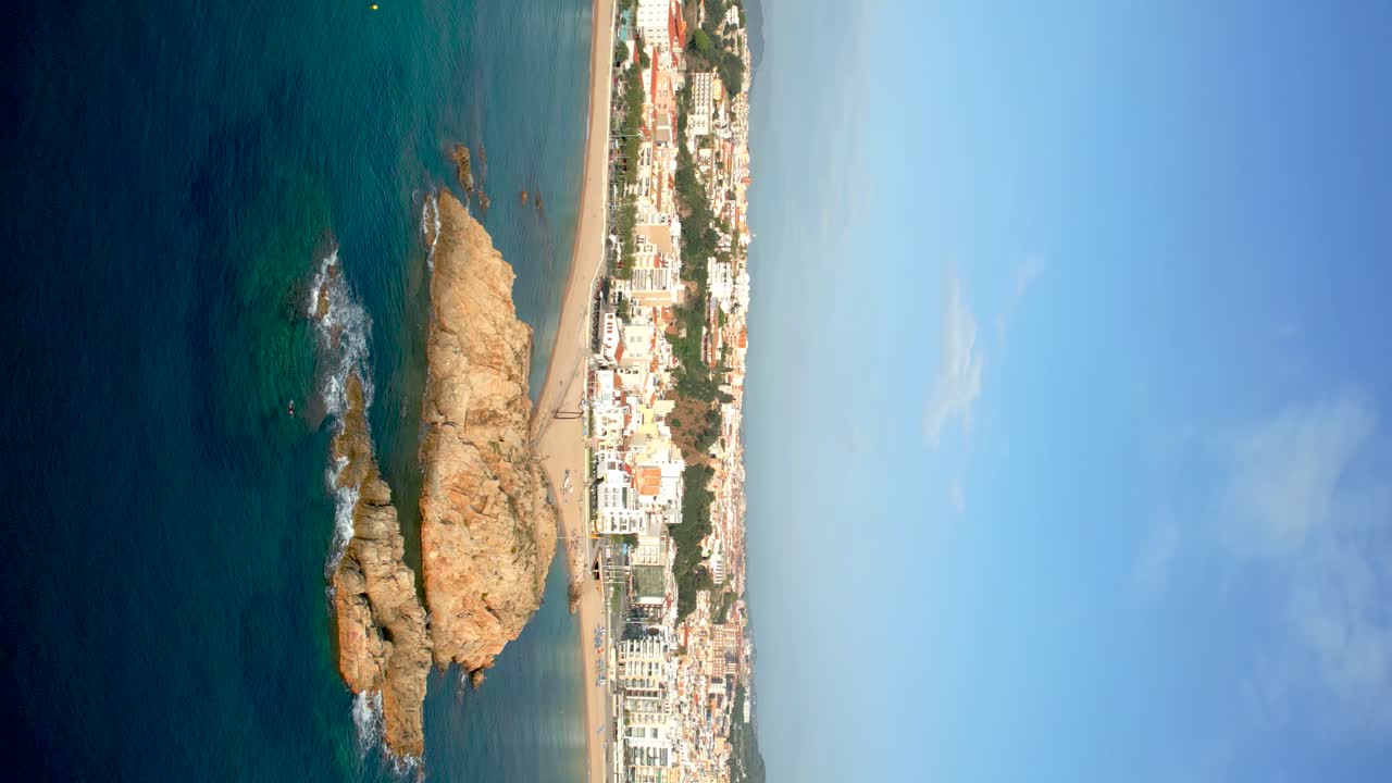 Video aereo verticale con drone della spiaggia di Blanes sulla Costa Brava di Gerona.