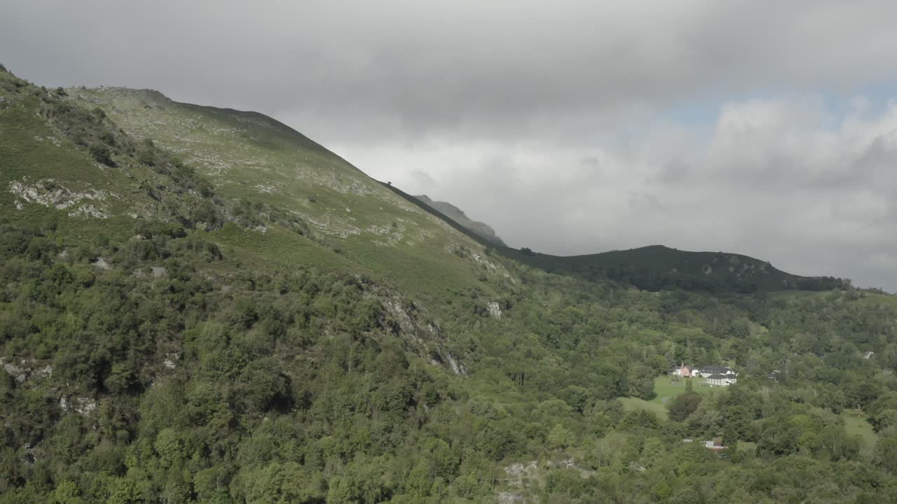 французские пиренеи в облачный день, франция