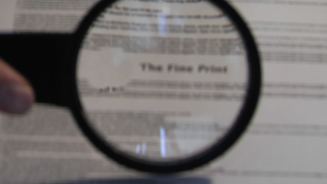 una lupa pasa sobre un papel revelando las palabras la letra pequeña