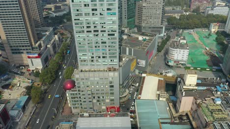 día soleado calles de tráfico de la ciudad de nanjing cruce de carreteras panorámica aérea de arriba hacia abajo 4k china