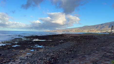 Costa-Rocosa-Del-Sur-De-Tenerife-En-El-Mar-En-El-Paisaje-De-La-Tarde-Cerca-De-Playa-De-Las-Américas,-Islas-Canarias