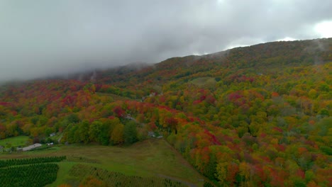 Bewölkte-Wolken-Am-Morgen-über-Ackerland-Im-Herbst-Mit-Roten-Und-Orangefarbenen-Bergen