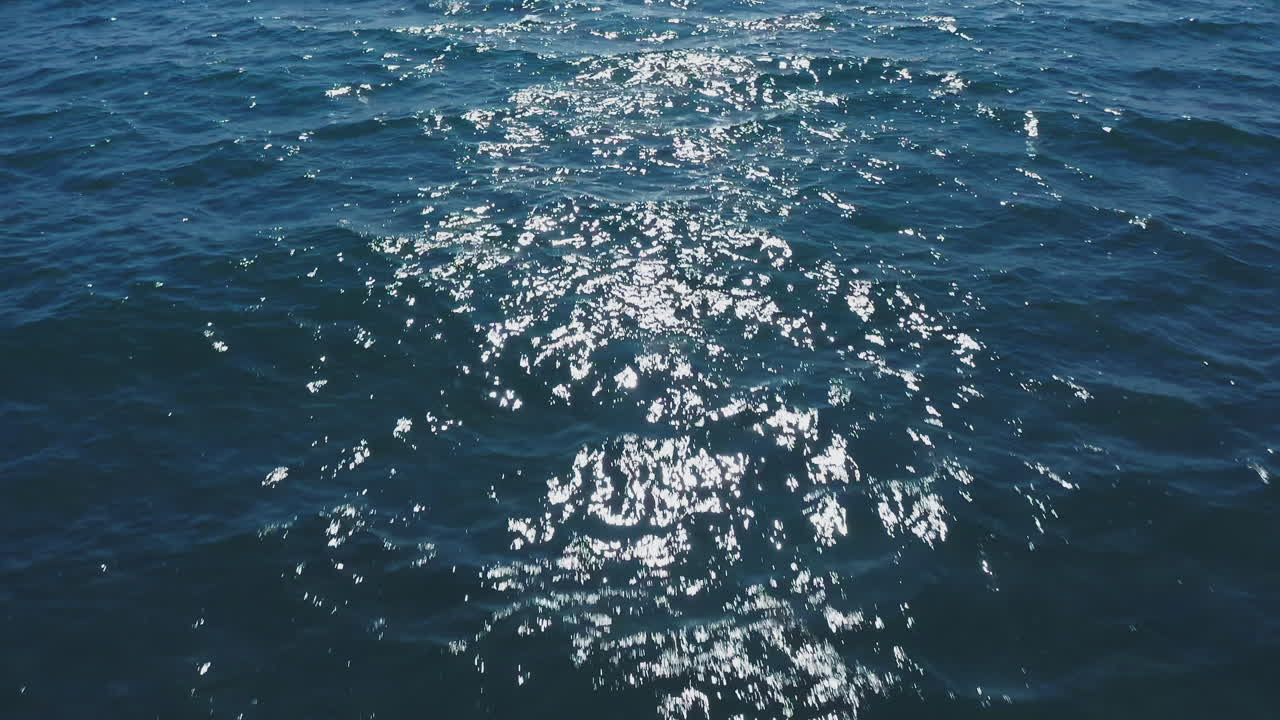 Onde dell'oceano con riflessi del sole