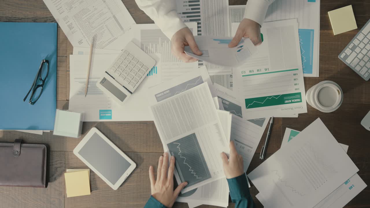 gente de negocios corporativa limpiando un escritorio