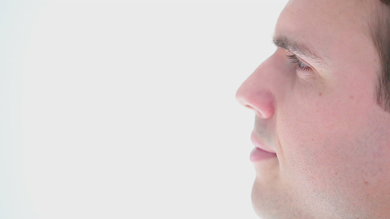 hombre serio mirando hacia otro lado