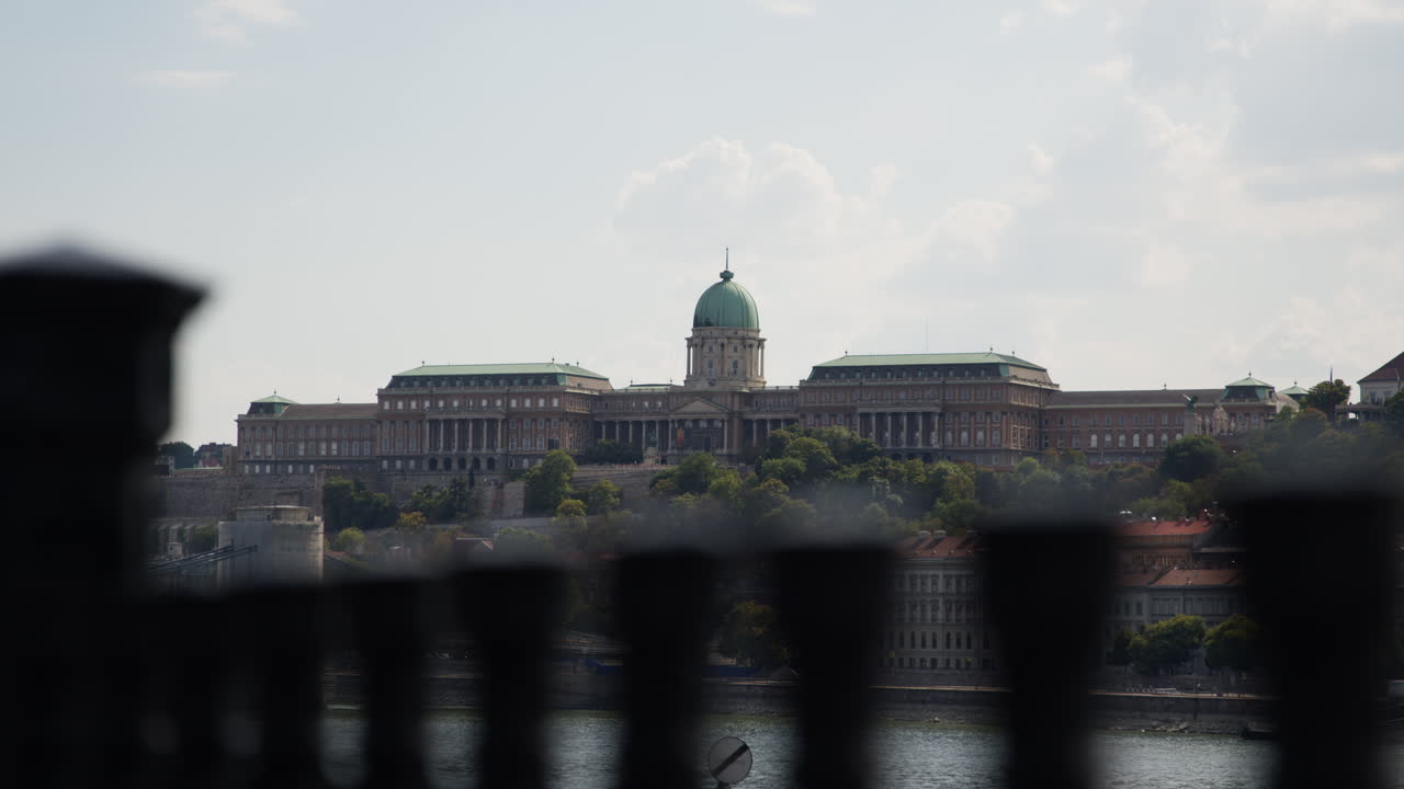 부다 성의 초점은 울타리에서 건물로 바뀌었습니다.