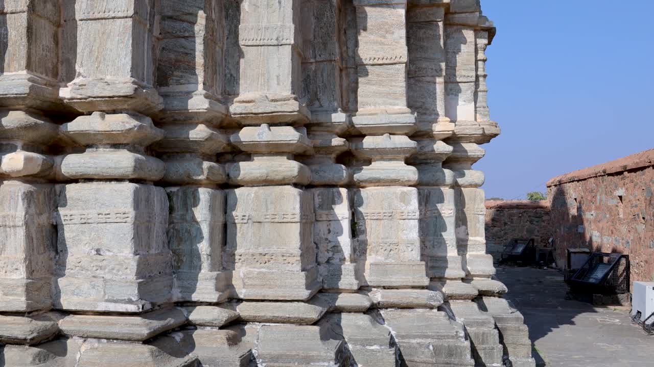 templo antiguo arquitectura única con cielo azul brillante por la mañana el video se toma en el fuerte de kumbhal kumbhalgarh rajasthan india