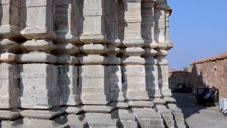 Antiguo-Templo-Arquitectura-única-Con-Cielo-Azul-Brillante-En-El-Video-De-La-Mañana-Fue-Tomado-En-Kumbhal-Fort-Kumbhalgarh-Rajasthan-India