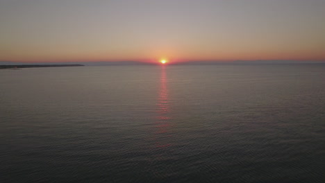 Vista-Aérea-Del-Mar-Con-Muelle-Al-Atardecer