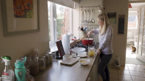 mujer cocinando en la cocina