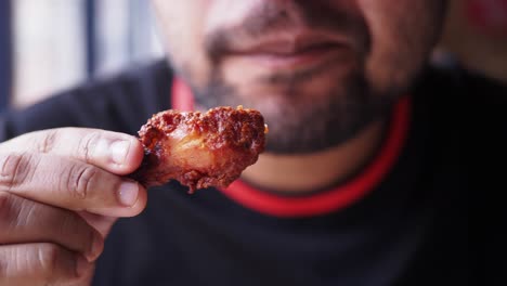 hombre comiendo pollo frito