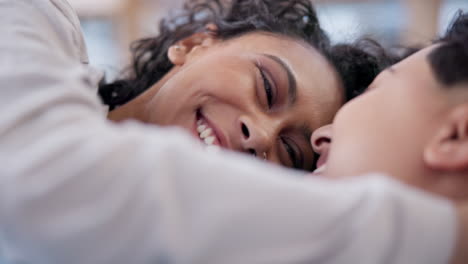amor, pareja lgbt sonríe y se abraza con ojos felices