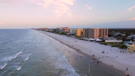 Excelente-Vista-Aérea-De-La-Gente-En-New-Smyrna-Beach,-Florida,-Al-Atardecer