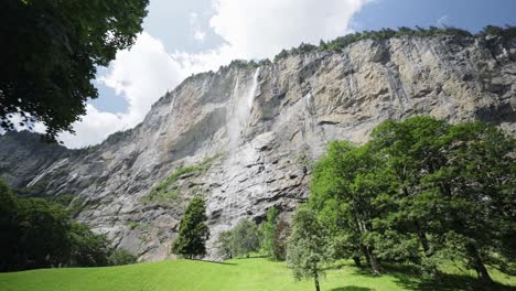 atemberaubender wasserfall in der stadt in der schweiz mit filmischer enthüllungsbewegung