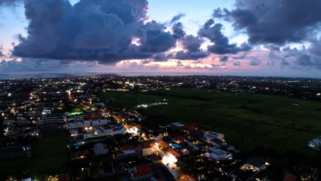 Dämmerungsdrohnen-Hyperlapse-Aus-Lebhaften-Wolken-Und-Straßenaktivitäten-In-Canggu-Bali