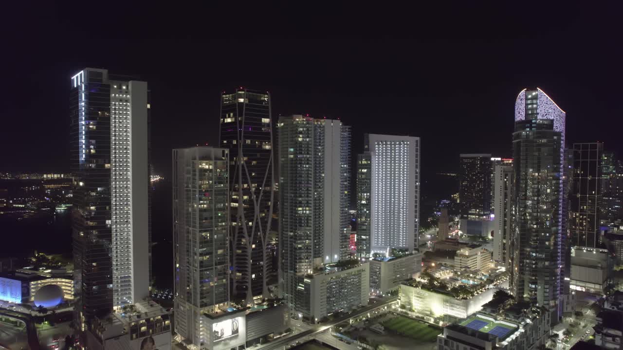 video de avión no tripulado del horizonte de miami florida por la noche con vistas a las luces brillantes y el horizonte de la ciudad