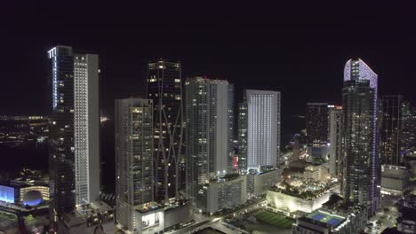 Drohnenvideo-Der-Skyline-Von-Miami,-Florida-Bei-Nacht-Mit-Blick-Auf-Helle-Lichter-Und-Die-Skyline-Der-Stadt