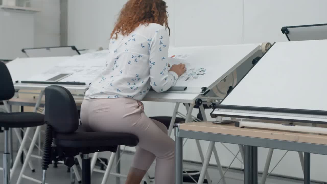 исполнительный директор работает над чертежом 4k