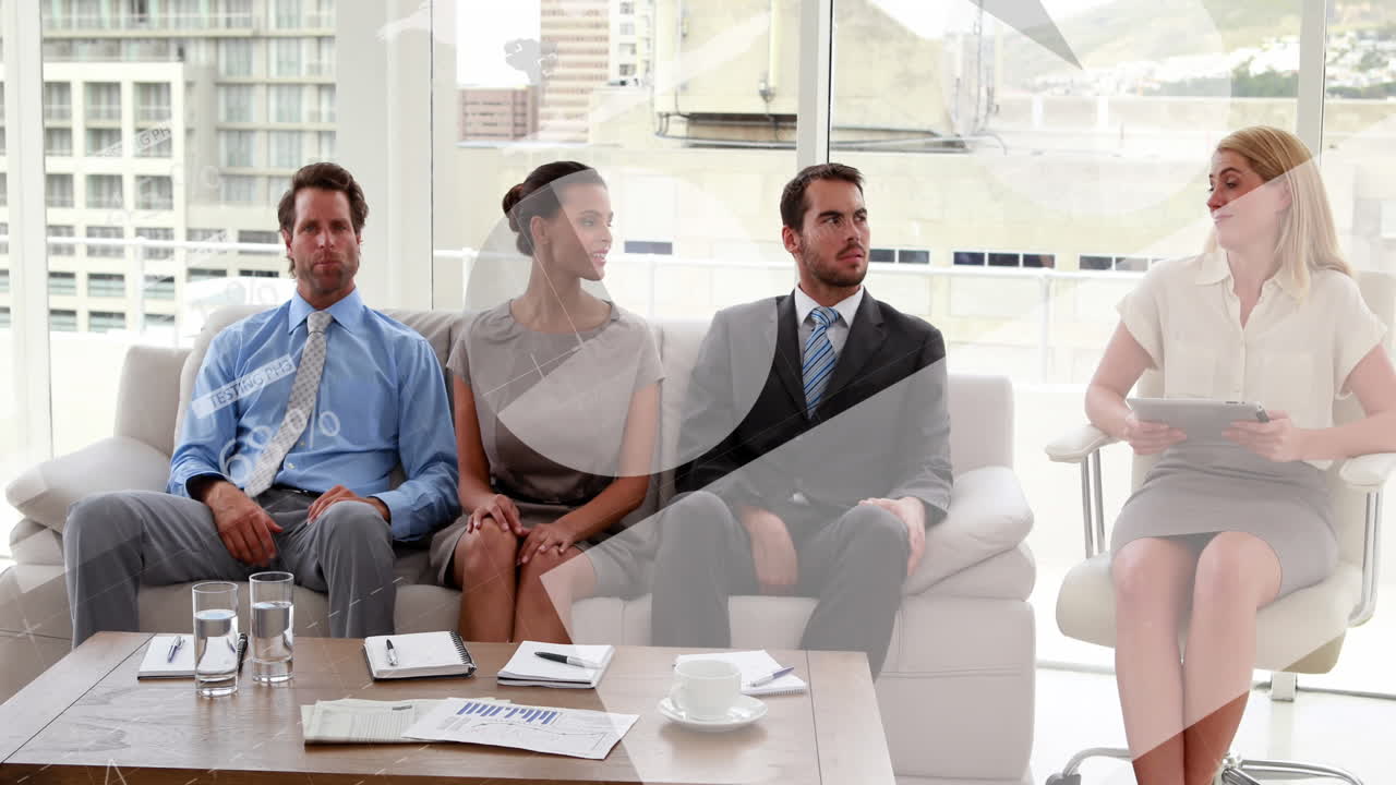 анимация нескольких графиков над кавказской женщиной с табличкой, объясняющей кандидатам в должности