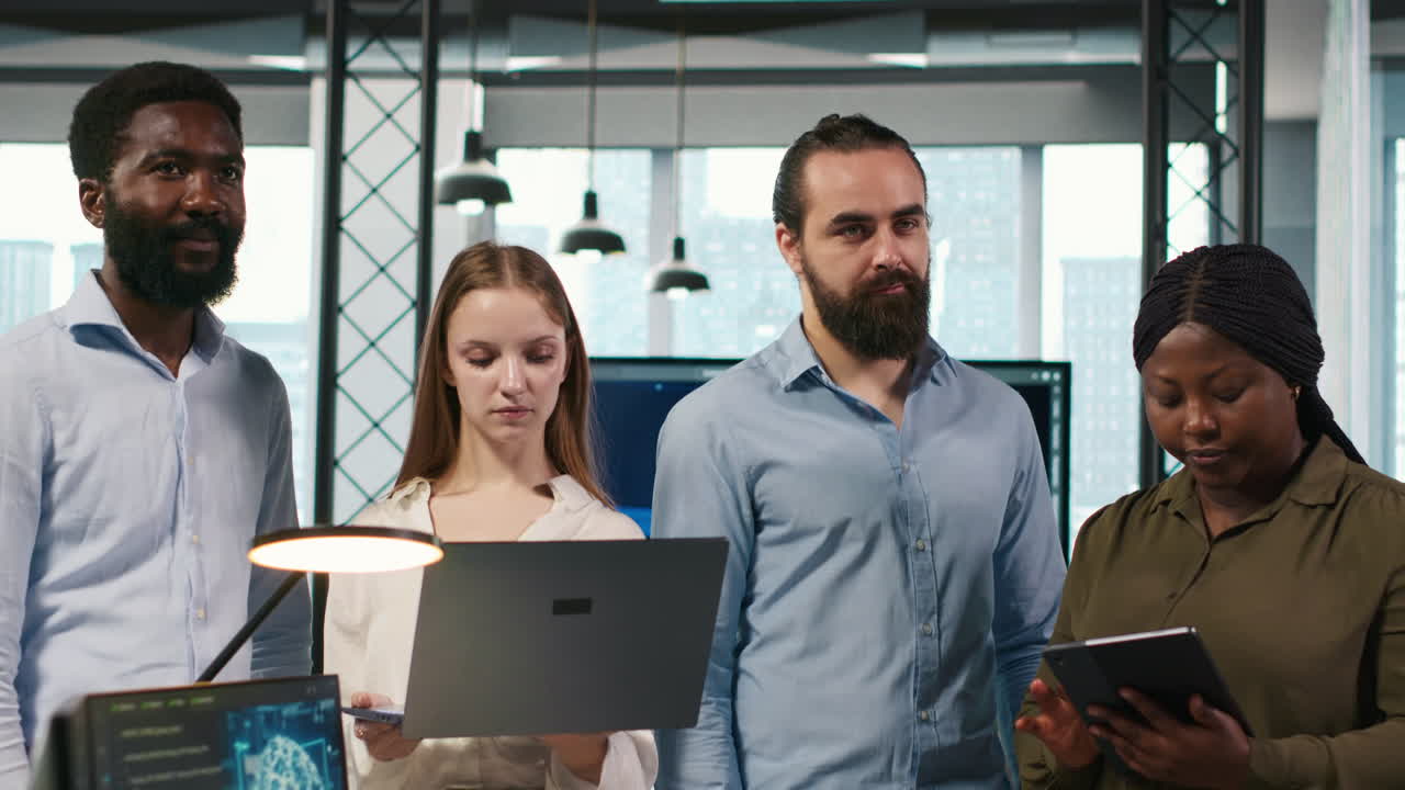 Ritratto di programmatori sorridenti che lavorano in team e utilizzano l'IA per ottimizzare le prestazioni