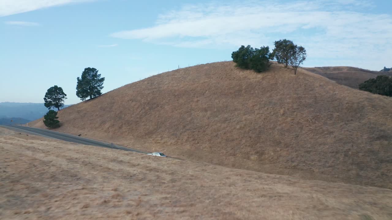 아래의 트래픽을 표시하기 위해 언덕 위로 빠르게 앞으로 밀기