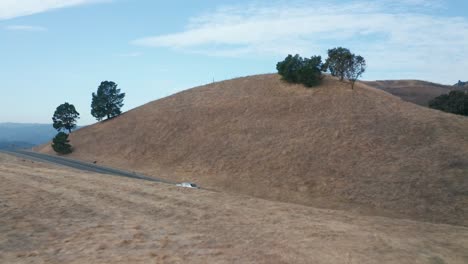 a quick push forward over a hill to reveal traffic below