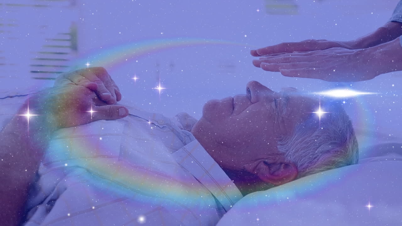 animación de estrellas y galaxias moviéndose sobre las manos de un hombre caucásico curando a un paciente anciano