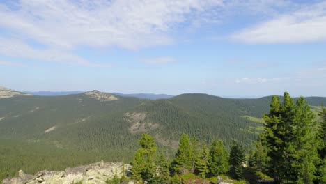 Flug-über-Die-Taiga-Zu-Majestätischen-Bergen-Unter-Klarem-Blauen-Himmel