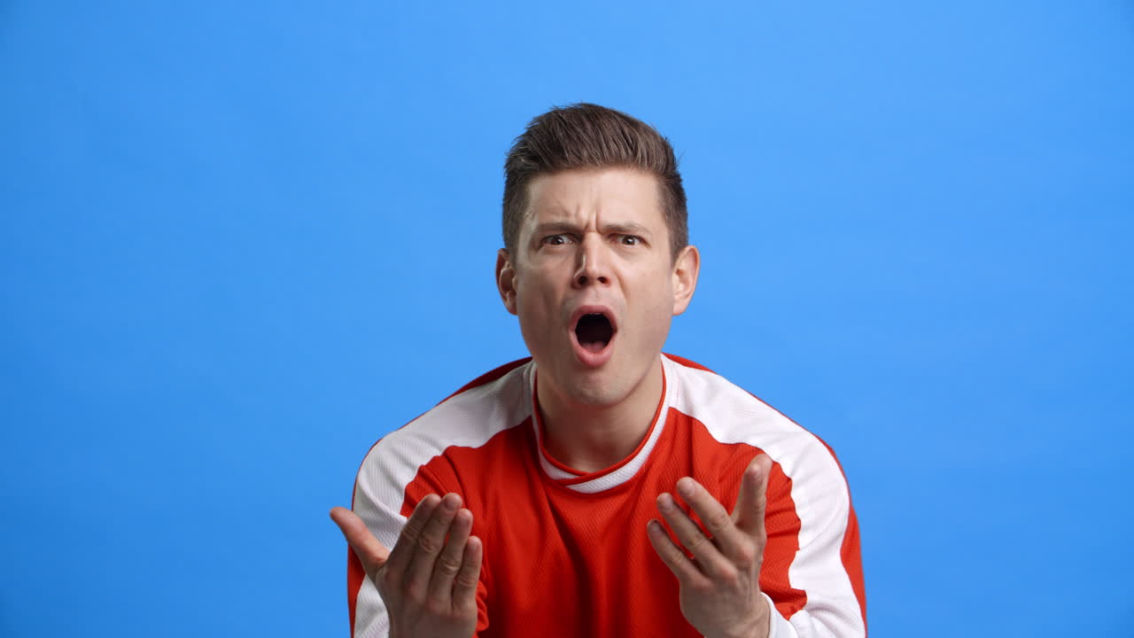 실망한 스포츠 팬의 스튜디오 촬영 느린 동작으로 촬영