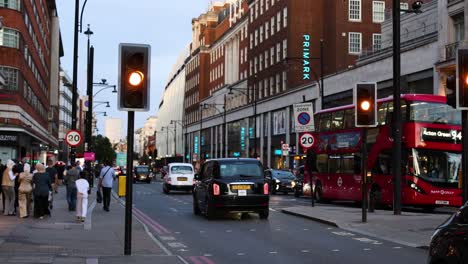 vehículos y peatones en una bulliciosa calle de londres