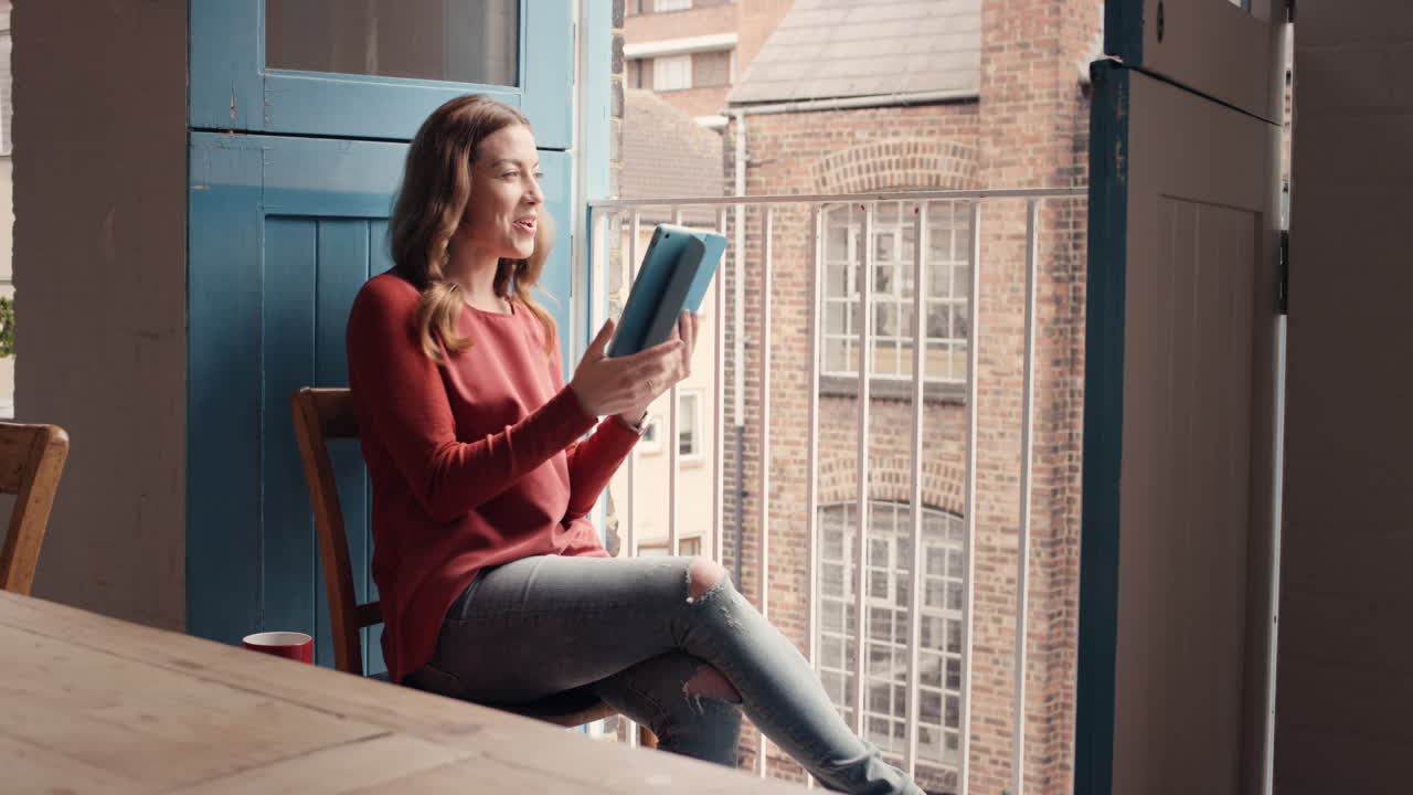 mujer hermosa feliz en casa llamando a amigos usando una aplicación de tableta digital