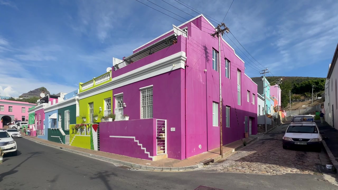 Casas Coloridas e Carros Estacionados no Bairro Bo-Kaap da Cidade do Cabo, África do Sul.