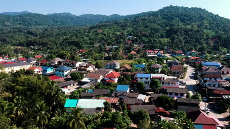 Pequeña-Ciudad-Con-Casas-Coloridas-En-Un-Bosque-Verde-Con-Muchos-árboles