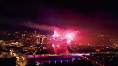 Celebración-Del-Año-Nuevo-Frente-Al-Mar-De-Belgrado,-Mejor-Espectáculo-De-Fuegos-Artificiales,-Antena-De-Europa