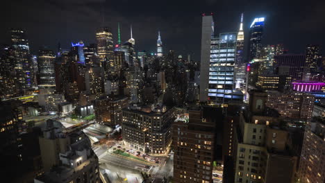 Tráfico-En-La-Cocina-Del-Infierno,-Barrio-De-Clinton-Con-Edificios-De-Gran-Altura-En-La-Noche-En-El-Centro-De-Manhattan,-Ciudad-De-Nueva-York