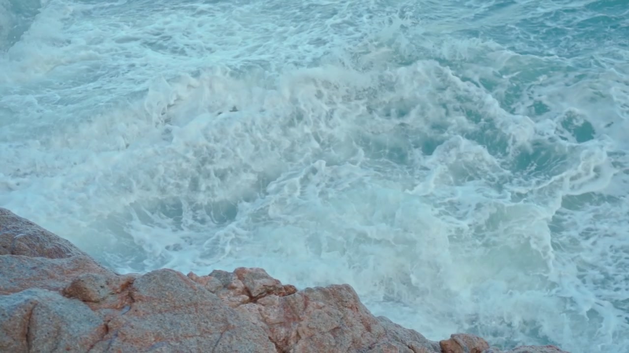 Le onde dell'oceano si schiantano contro la costa rocciosa