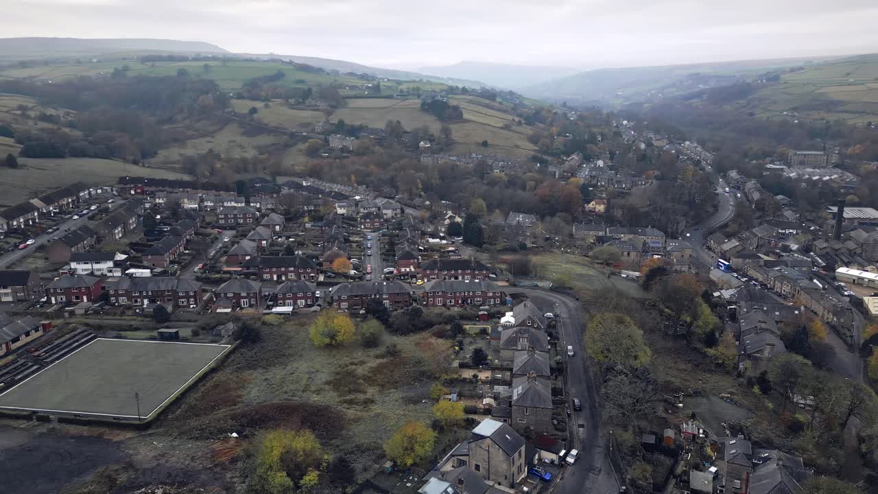 전형적인 노동계급 산업 도시, 웨스트 요크셔 페니스 힐스 중심부에 있는 마을