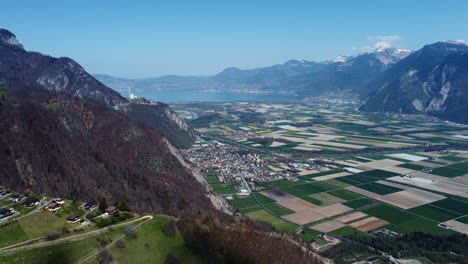 무인 항공기는 vionnaz와 torgon 위를 날고 스위스의 léman, montreux 및 vevey 호수를 드러냅니다.