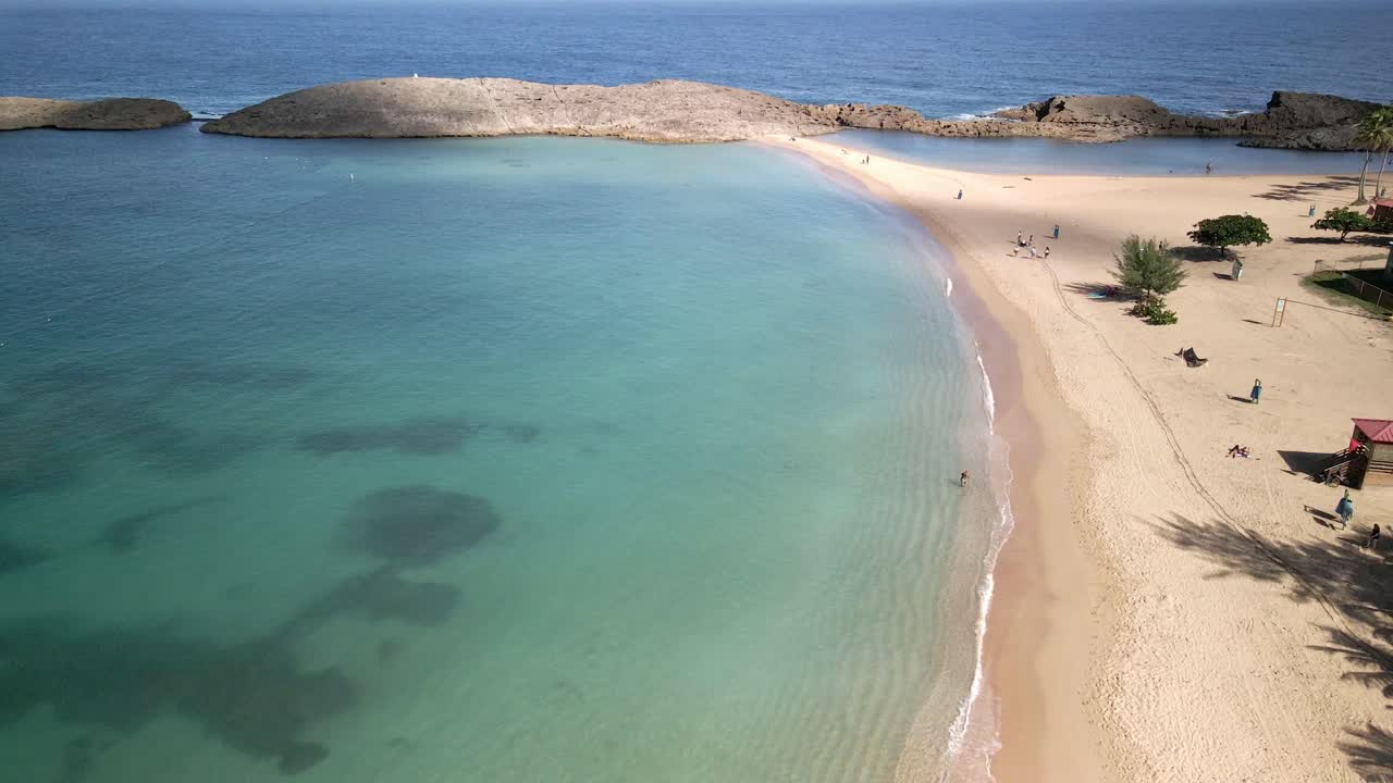 맑고 푸른 물 해변의 무인 항공기 해변