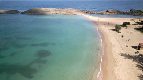 playa de drones toma de playa de agua azul cristalina