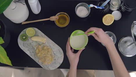 preparación de mascarilla facial con plátano y kiwi 1