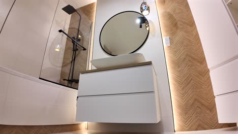 interior de baño de mármol blanco moderno de lujo con espejo redondo