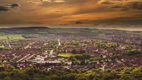 Toma-Aérea-De-Una-Hermosa-Puesta-De-Sol-Sobre-La-Ciudad-De-Chapeltown-En-South-Yorkshire,-Reino-Unido