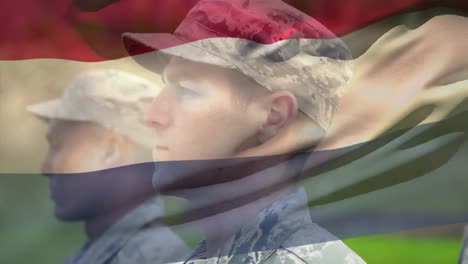 animación de la bandera de los países bajos sobre varios soldados varones