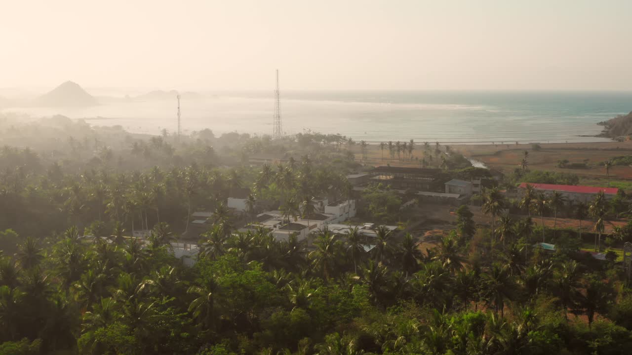 인도네시아 쿠타 롬복의 흐릿한 일출. 공중 촬영
